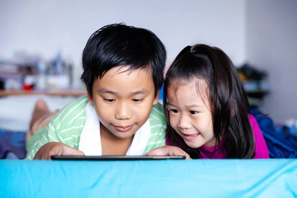 Aziatische Kinderen Kijken Naar Digitale Tablet Voor Samen Leren Chinese — Stockfoto