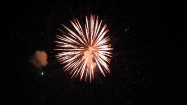 Noel ve yeni yıl için karanlık gökyüzünde havai fişek güzel yakından. Gece, renkli havai fişek. 