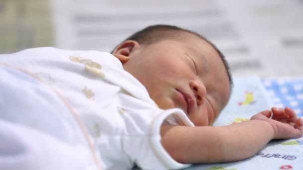 Békés Ázsiai Kislány Feküdt Egy Ágyon Hálószobában Alvás Közben Újszülött — Stock videók