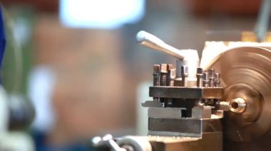 Metal Ticaret. Frezeleme makine operatörünün fabrika atölyesinde çalışıyor. Dönüm torna eylem dışında zoom. 