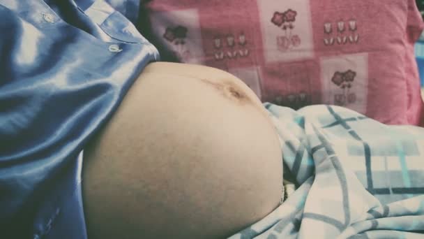 Close Van Foetale Bewegingen Van Baby Tijdens Zwangerschap Zwangere Vrouw — Stockvideo