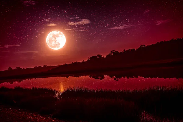 Bela Paisagem Céu Vermelho Com Muitas Estrelas Lua Cheia Acima — Fotografia de Stock