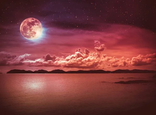 Όμορφο Τοπίο Της Θάλασσας Πολλά Αστέρια Ελκυστική Σκοτεινό Ουρανό Σύννεφο — Φωτογραφία Αρχείου