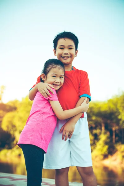 Azjatycka Dzieci Sportowej Uśmiechając Się Wzajemnie Przytulanie Uprzejmie Brat Uważając — Zdjęcie stockowe