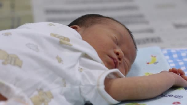 Asijské Dítě Spící Tvář Detailní Záběr Čtyř Měsíců Rozkošné Dítě — Stock video
