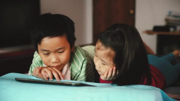 Pan Video Niños Asiáticos Mirando Tableta Digital Concéntrate Chico Chino — Vídeo de stock