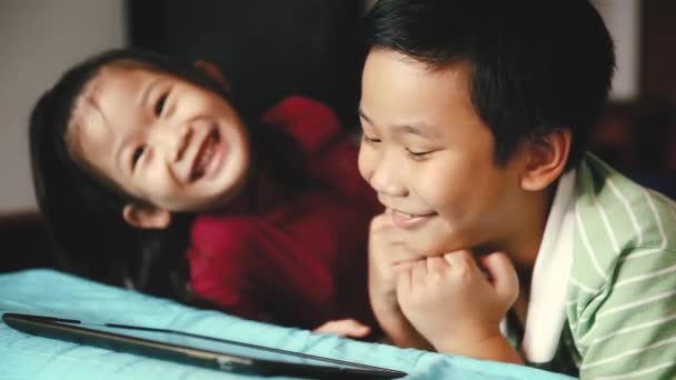 幸いにも アジアの子供デジタル タブレットを使用します 微笑し 笑う子供たち 技術子供の中毒の問題について概念 映画のトーン — ストック動画