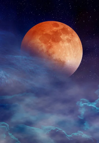 Röd Måne Eller Blod Måne Med Många Stjärnor Och Moln — Stockfoto