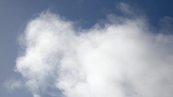 Beaux Nuages Blancs Mobiles Pelucheux Sur Ciel Bleu Par Temps — Video