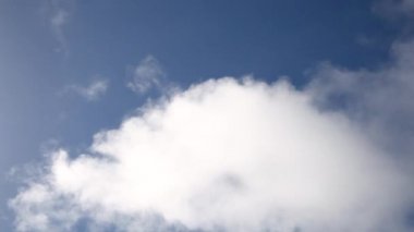 Güzel beyaz kabarık hareketli bulutlar mavi gökyüzü güneşli günde bitti. Gündüz, serenity doğa arka plan, açık.