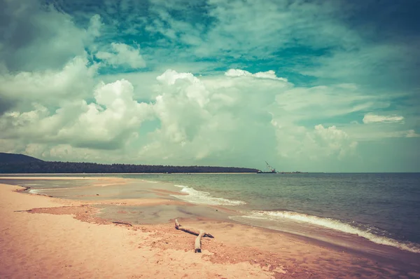 美丽的沙滩景观 清澈蔚蓝的天空 海面多云 宁静的自然背景 白天在户外 夏天白天阳光明媚 电影风格 — 图库照片