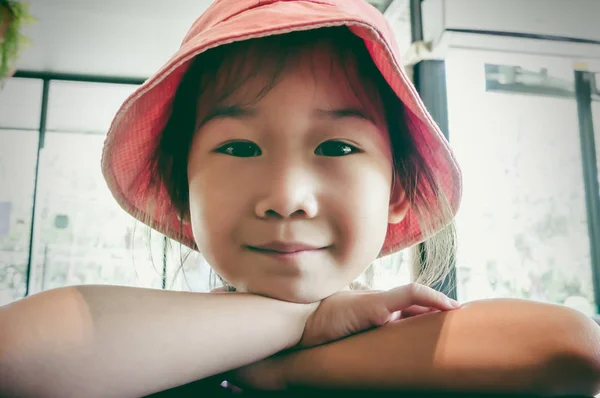 Primer Plano Adorable Asiático Niño Sonriendo Con Luz Del Sol —  Fotos de Stock