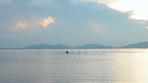 Scène Tranquille Lever Soleil Avec Ciel Nuageux Sur Paysage Marin — Video