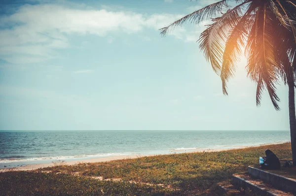 Paesaggio Spiaggia Bellissimo Cielo Blu Raggio Sole Che Splende Dietro — Foto Stock