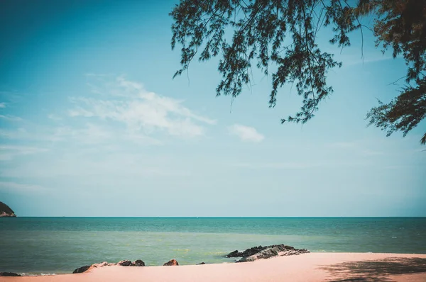 美丽的白沙海滩景观 蓝色的天空和云在海上干净 海景宁静自然背景的梦幻景色 夏天在户外 旅游理念 电影风格 — 图库照片