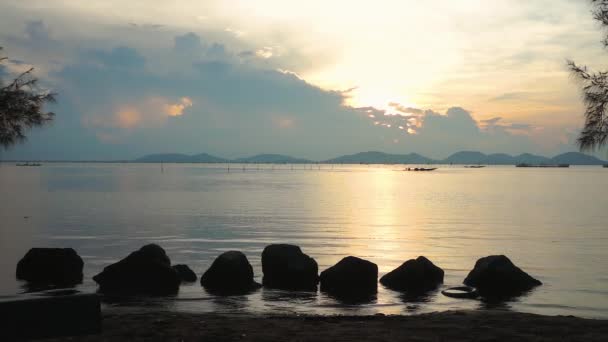 海景の曇り空で日の出の静かな情景 釣り船は 朝の長距離の帆します 伝統的なフィッシャーマンズな生き方 セレニティ背景自然の調和 — ストック動画