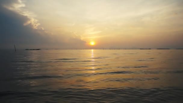 宁静的景象日出与多云的天空上空的海景 渔船在早上长途航行 包括声音 传统的渔人生活方式 自然和谐 宁静背景 — 图库视频影像