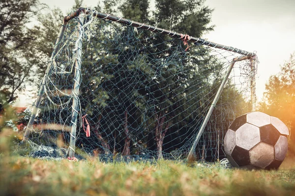 老空置足球门或足球球门门在农村草地上被忽视 侧面观 运动场与生锈的目标和网 户外与明亮的阳光在夏天天 — 图库照片