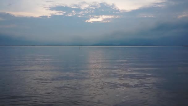 Tranquila Escena Del Amanecer Con Cielo Nublado Sobre Paisaje Marino — Vídeos de Stock