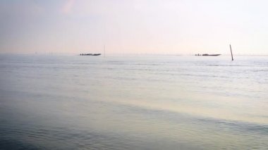 Deniz manzarası üzerinde bulut gökyüzü ile gündoğumu sabah, ses sakin sahne dahil. Balıkçı tekneleri uzun mesafe yelken. Geleneksel Fishermans yaşam tarzının. Doğa, serenity arka plan armoni.