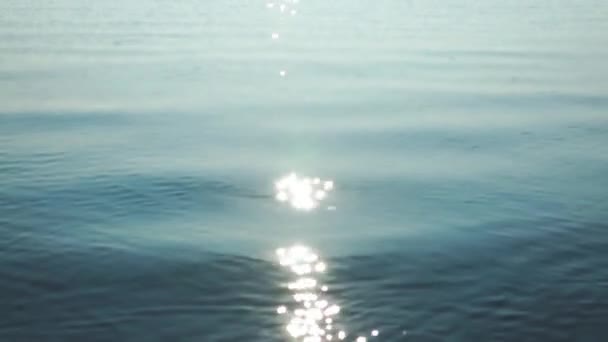 Klares Meerwasser Sonnenfunken Auf Der Wasseroberfläche Wellige Wasseroberfläche Die Das — Stockvideo