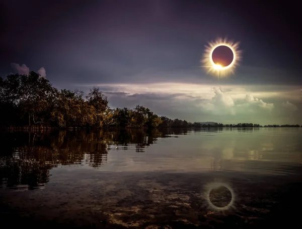 Fantastiska Vetenskapliga Naturfenomen Månen Täcker Sun Totala Solförmörkelsen Med Diamond — Stockfoto