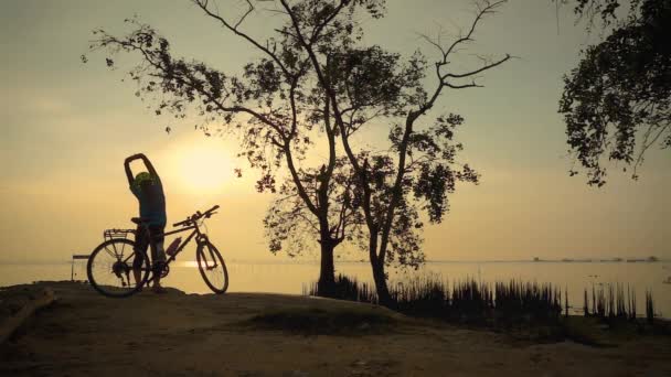 Silhueta Mulher Ciclista Andando Com Bicicleta Beira Mar Exercício Alongamento — Vídeo de Stock