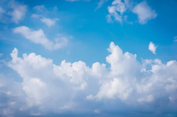 Paisaje Serenidad Fondo Natural Nuboso Atractiva Foto Hermoso Cielo Azul — Foto de Stock