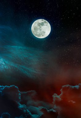 Birçok yıldız ile güzel canlı sakinleştirmek. Manzara parlak dolunay ile gece gökyüzünün ve bulutlu, serenity doğa arka plan, geceleyin açık. Benim fotoğraf makinesi ile çekilen ay.