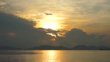 Deniz manzarası üzerinde bulutlu gökyüzü ile erken sabah altın gündoğumu sakin sahne. Doğa, serenity arka plan armoni.