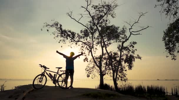 Siluett Cyklist Kvinna Promenader Med Cykel Seaside Stretching Motion Kvinnlig — Stockvideo