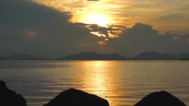 Deniz manzarası üzerinde bulutlu gökyüzü ile erken sabah altın gündoğumu sakin sahne. Balıkçı tekneleri uzun mesafe sabah yelken. Geleneksel Fishermans yaşam tarzının. Doğa, serenity arka plan armoni.