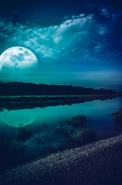 Hermoso Paisaje Cielo Azul Con Nubes Super Luna Sobre Siluetas — Foto de Stock