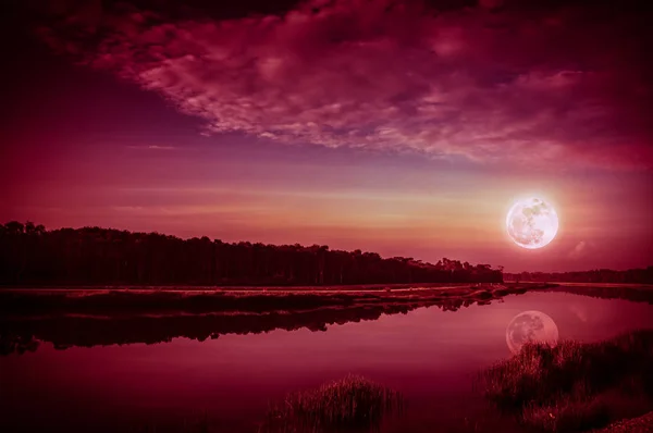 Hermoso Paisaje Cielo Rojo Con Nubes Luna Llena Sobre Siluetas — Foto de Stock