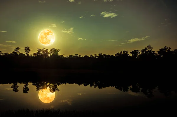 Gyönyörű Táj Színes Felhők Full Moon Fák Folyó Felett Silhouette — Stock Fotó