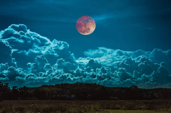 Paesaggio del cielo con luna di sangue di notte. Serenità natura backgr — Foto Stock