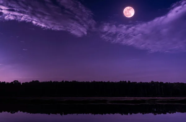 Ciel nocturne et pleine lune au bord de la mer. Sérénité nature arrière-plan . — Photo