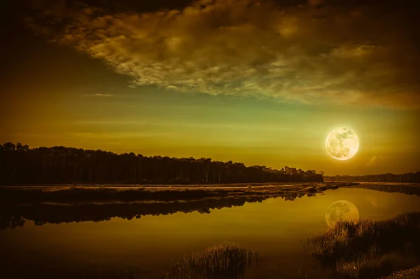 Ciel nocturne et pleine lune brillante au bord de la rivière. Sérénité nature bac — Photo