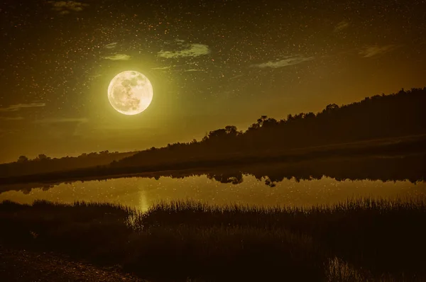 Ciel nocturne avec pleine lune et de nombreuses étoiles, sérénité nature backgro — Photo