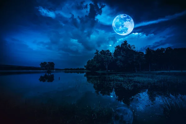 Piękny Księżyc w pełni i zachmurzony na niebieski niebo nad sylwetki — Zdjęcie stockowe