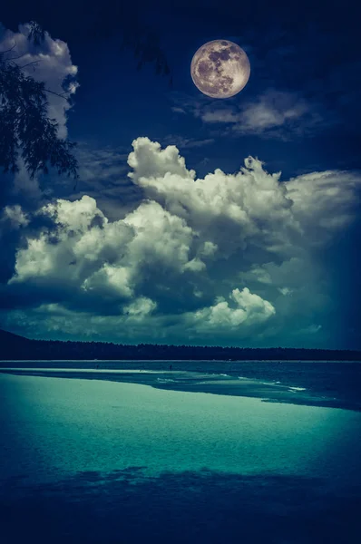 Paisagem do céu com lua cheia na paisagem marinha à noite. Fundo da natureza da serenidade . — Fotografia de Stock