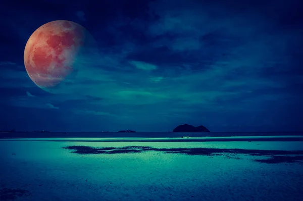 Táj, a bloodmoon a seascape az éjszakai égboltot. Serenity természet háttér. — Stock Fotó
