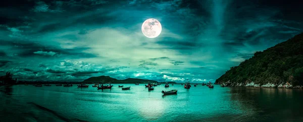 Bela paisagem misteriosa da natureza. Praia junto ao mar com mou — Fotografia de Stock