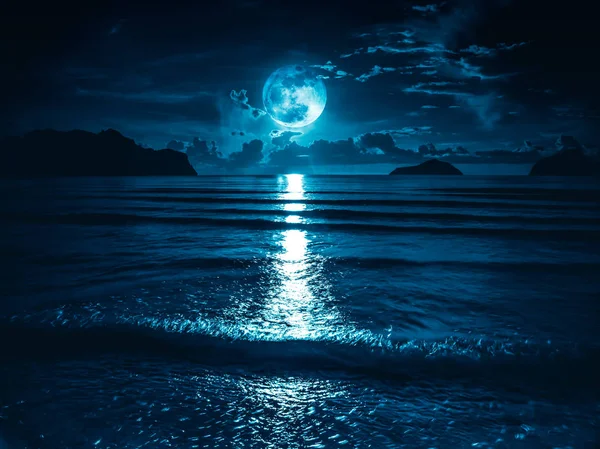 슈퍼 문. 바다 풍경 위에 밝은 보름달과 다채로운 하늘. — 스톡 사진