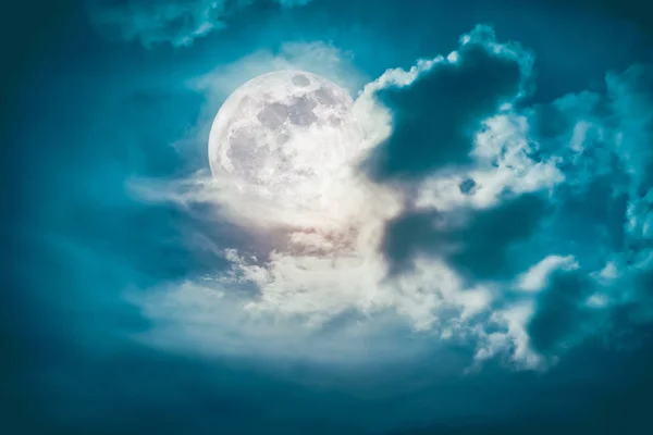 Нічне небо з хмарами і яскравим повним місяцем з блискучим. Співвідношення природи фону . — стокове фото