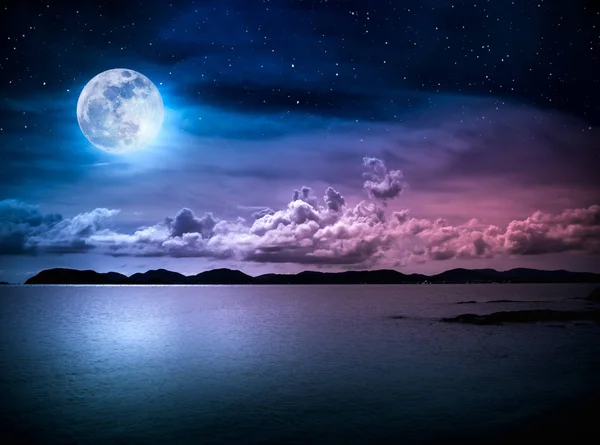 Dolunayda gece deniz manzarası ile gökyüzü manzara. Serenity doğa arka plan. 
