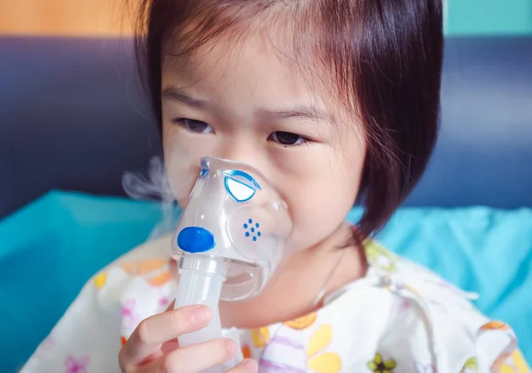 Sad Asiatiska Barn Innehar Mask Ånga Inhalator För Behandling Astma — Stockfoto