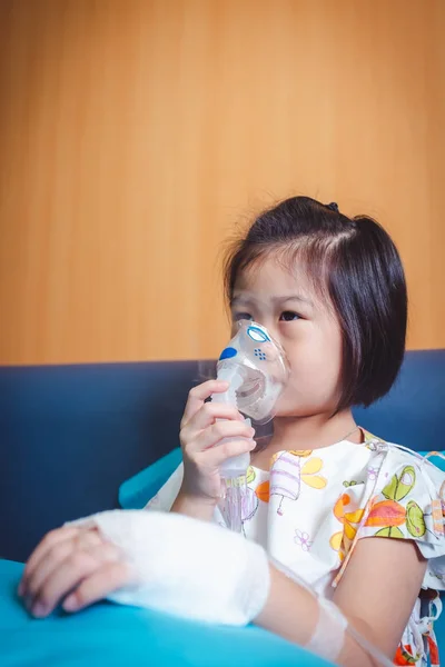 아시아 아이는 천식의 치료를 마스크 흡입기를 보유합니다 분무기를 식염수 병원에서 — 스톡 사진