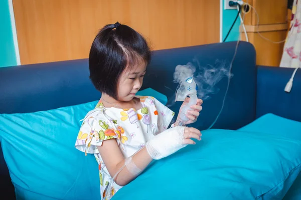 Sad Asian Dziecko Posiada Maskę Inhalatora Pary Leczeniu Astmy Oddychanie — Zdjęcie stockowe