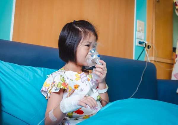 아시아 아이는 천식의 치료를 마스크 흡입기를 보유합니다 분무기를 식염수 병원에서 — 스톡 사진